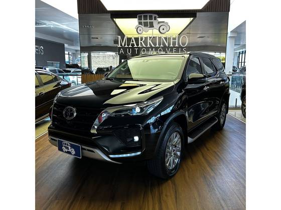 TOYOTA HILUX SW4 2.8 D-4D TURBO DIESEL SRX 7L 4X4 AUTOMÁTICO TOYOTA HILUX SW4 2.8 D-4D TURBO DIESEL SRX 7L 4X4 AUTOMÁTICO